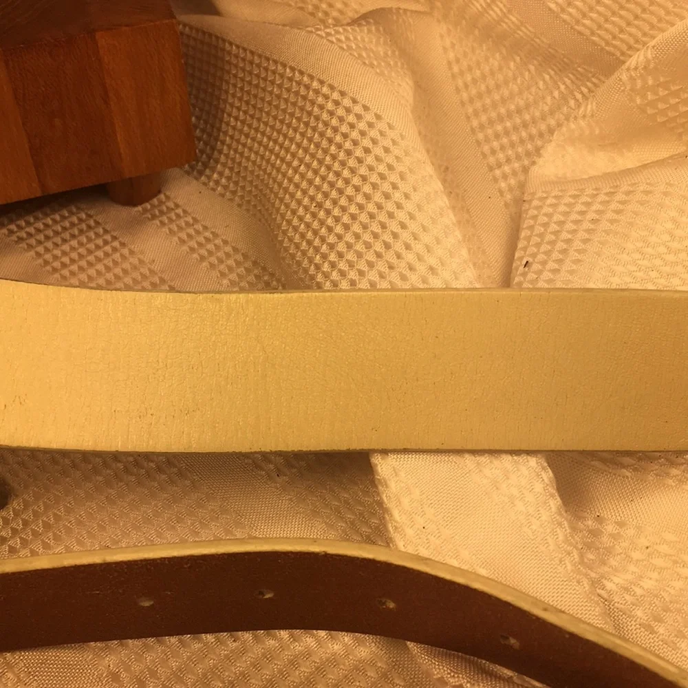 White leather belt hardly worn, great find!